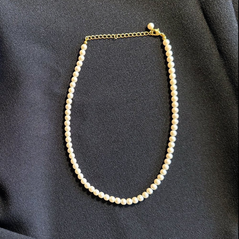 White Faux Pearl Necklace 15-18 inch adjustable with gold tone extender EUC